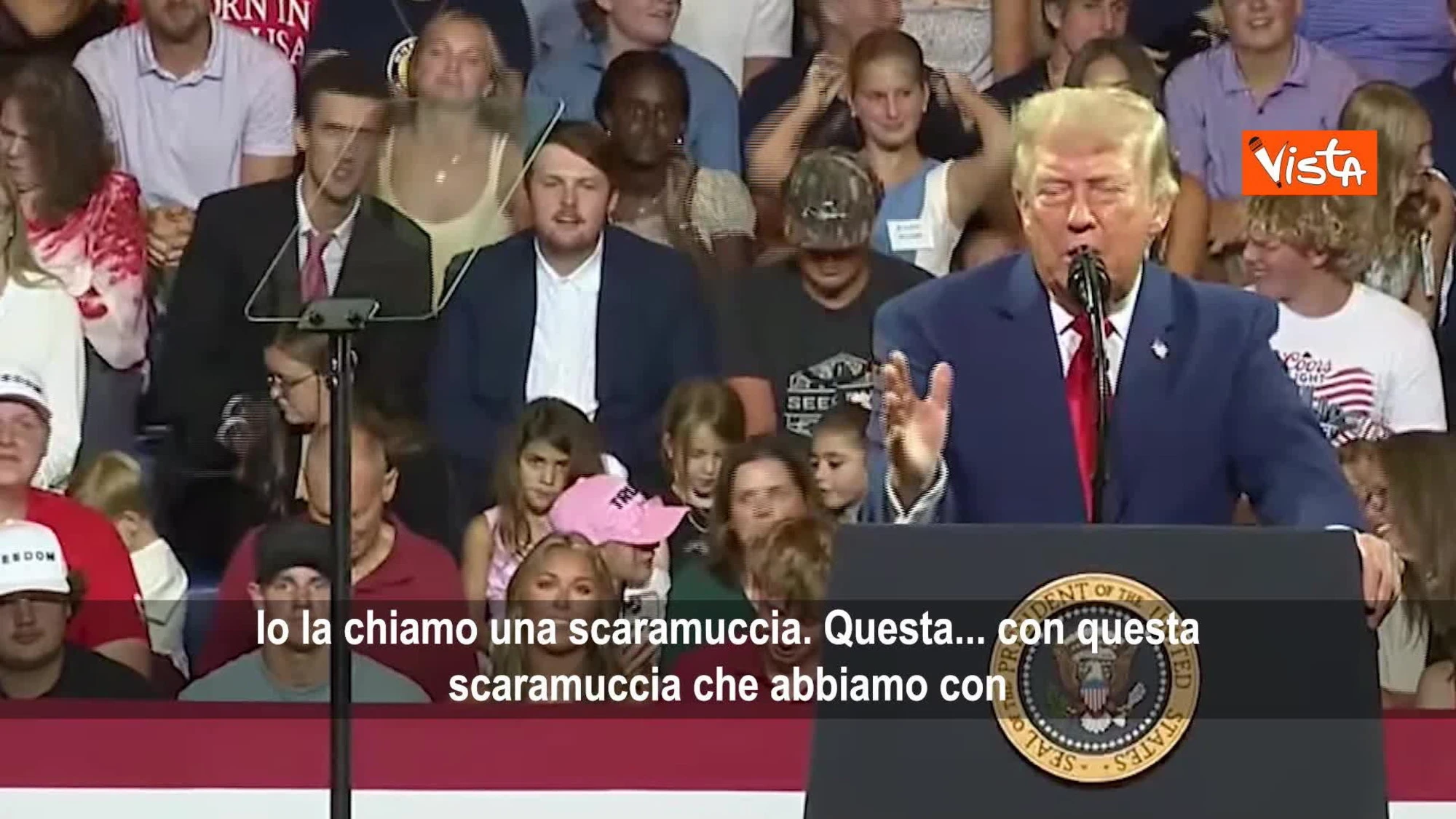 Donald Trump ridicolizzato al comizio: occhio all'uomo alle sue spalle