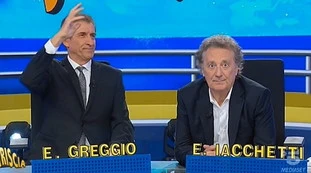 Striscia la Notizia, "ma che testa deve avere"? Ezio Greggio-Enzo Iacchetti, un pazzesco momento di tv: avete notato come...