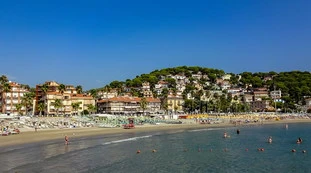 Andora, la città senza acqua (dolce) da 4 mesi: "Come siamo costretti a lavarci"
