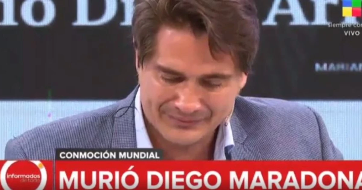 Maradona "è morto". Il giornalista Guillermo Andino annuncia la notizia in tv: si ferma e piange