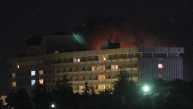 Terrorismo, attaccato a Kabul l'hotel degli occidentali: edificio in fiamme
