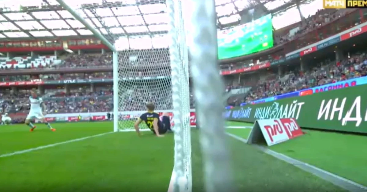 Yevgeni Chernov, il doppio salvataggio del difensore russo: salva il gol da dentro la porta, il gesto dell'anno?