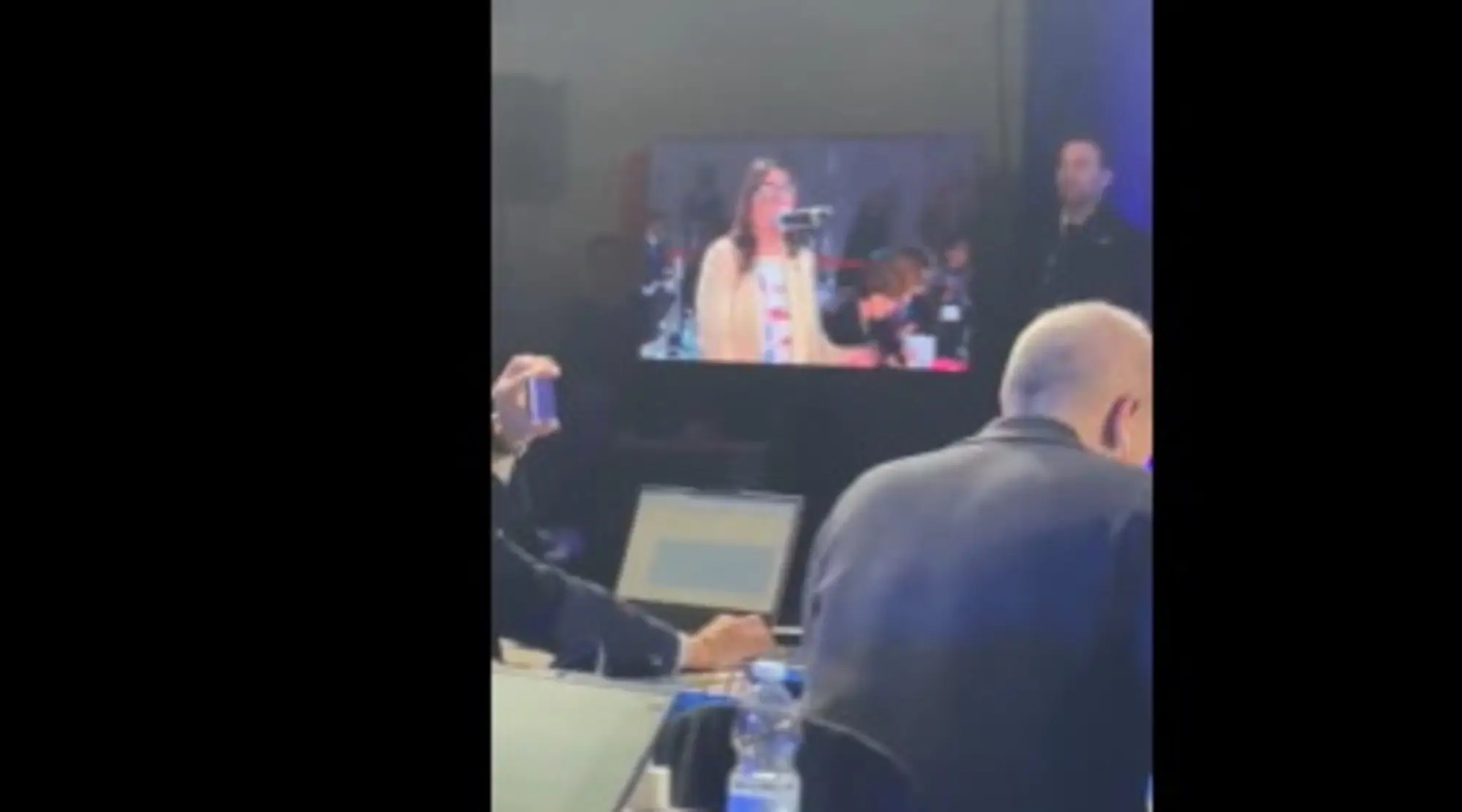 Sanremo 2026, "preferisce gli uomini". E Carlo Conti sbotta: tensione in conferenza stampa