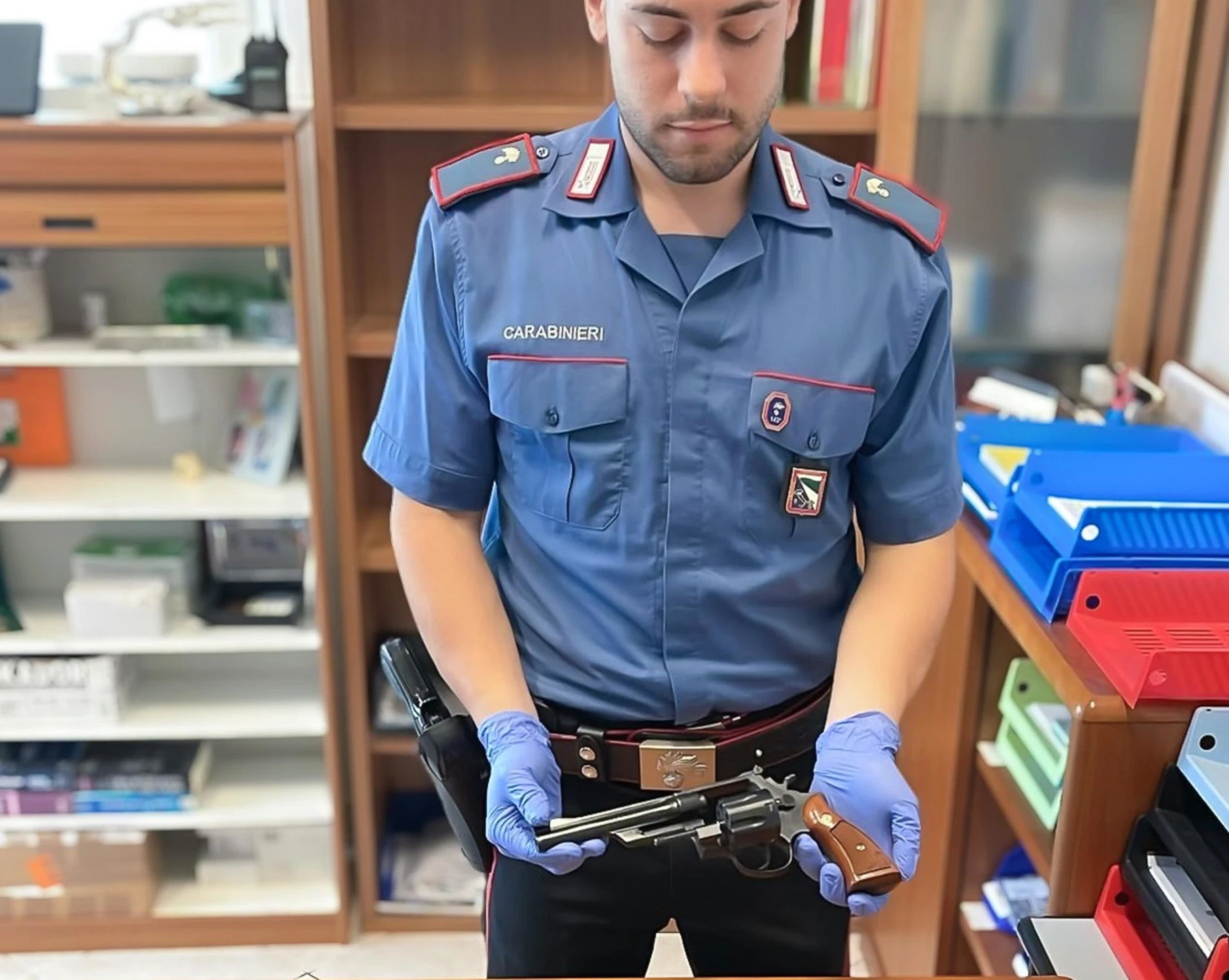 Il ladro lo vuole investire col muletto e lui fa fuoco: denunciato, paura nel Bolognese