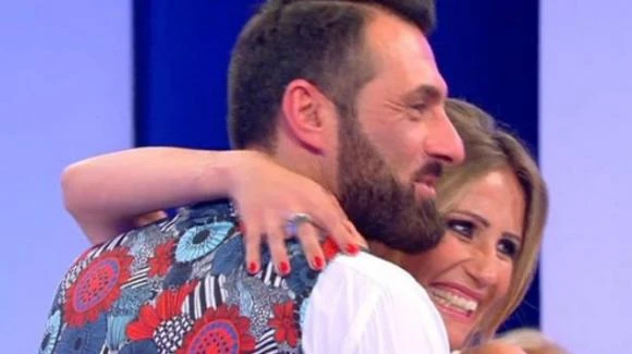 Uomini e Donne, Sossio Aruta chiede la mano a Ursula: tremendo Gianni Sperti, lo umilia così