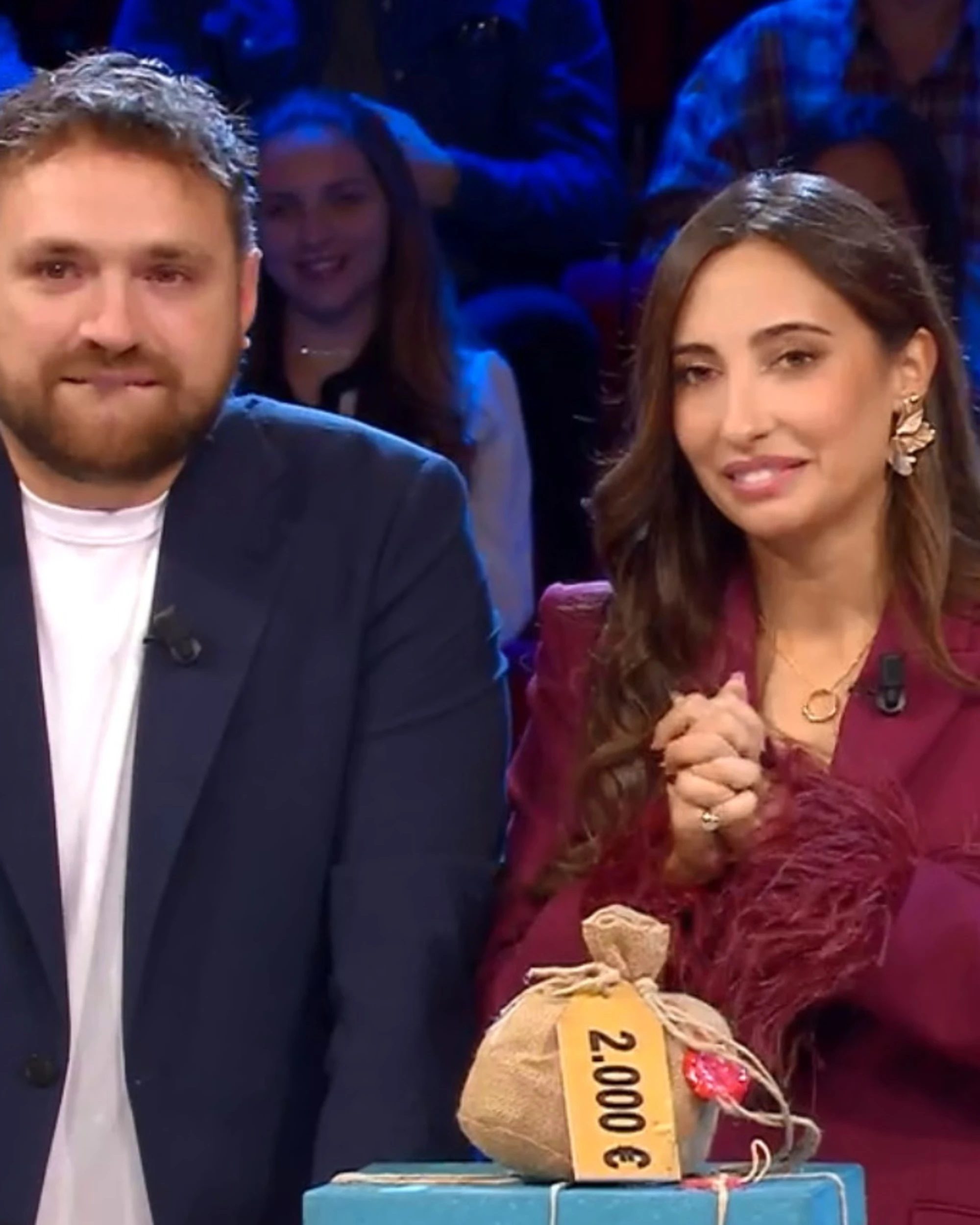 Affari Tuoi, "da quando viene molestato?": il gesto che scatena tutti