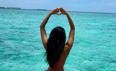 Ezio Greggio e Nataly, esplode la passione alle Maldive: le foto