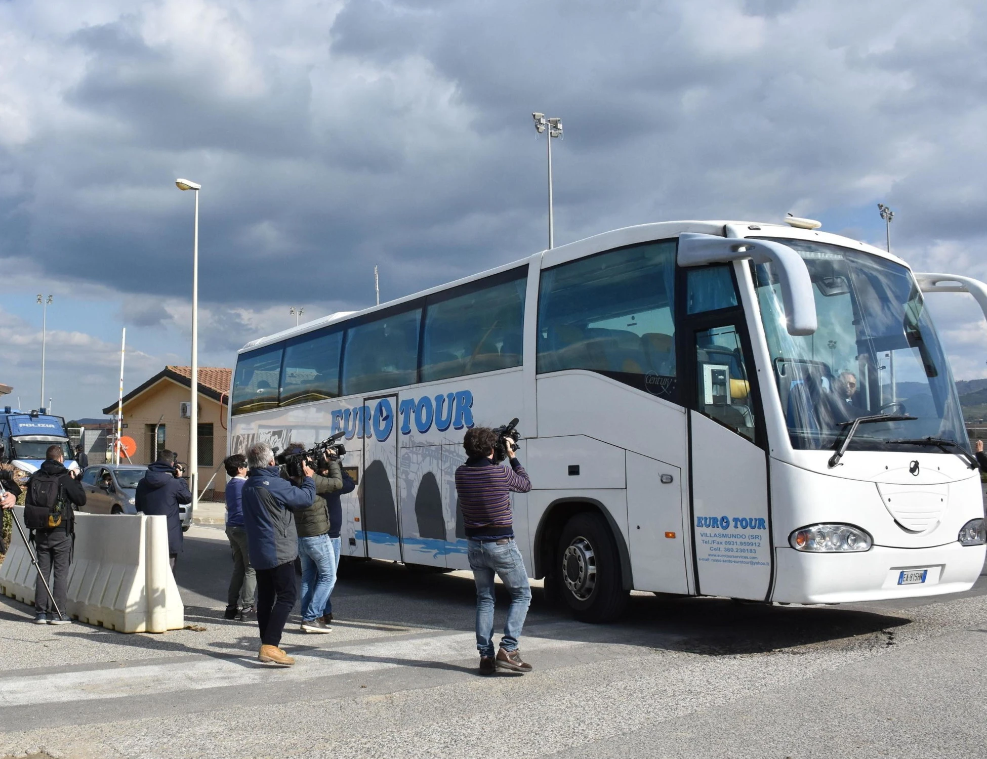 Caltagirone, troppa attesa? Sfascia il bus e aggredisce tutti: africano semina il panico