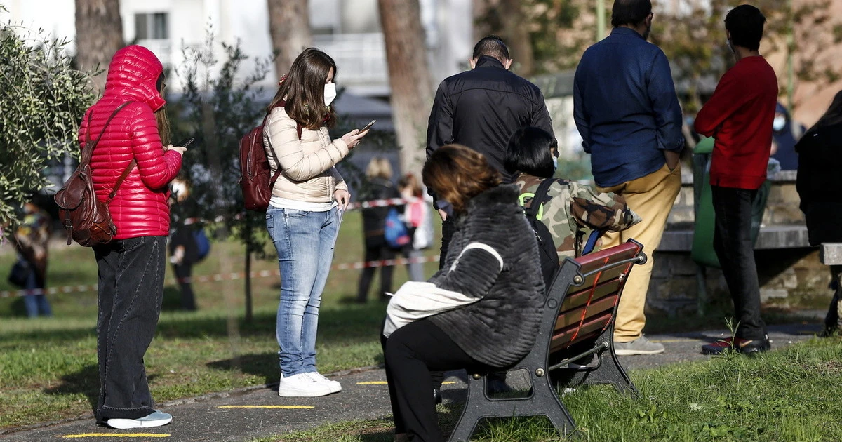 Pavia, barista multata per essersi abbassata la mascherina per fumare: "Grottesco, pronta a fare ricorso"