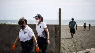 Coronavirus, ecco come andremo al mare: spiaggia libera, prenotazioni e lettini, tutto stravolto 