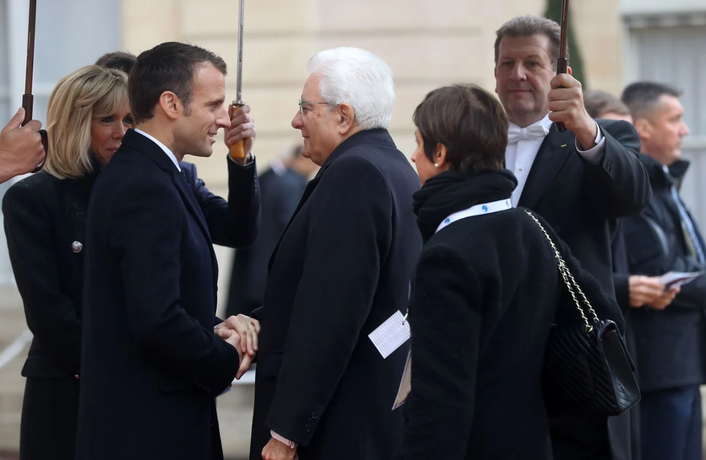 Sergio Mattarella ed Emmanuel Macron, la telefonata: dal Colle un clamoroso schiaffo a Di Maio e Di Battista