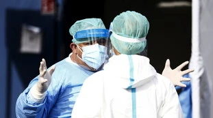 Coronavirus, bollettino 16 novembre: 27mila contagi e 504 morti con crollo domenicale di tamponi, schizza il tasso di positività