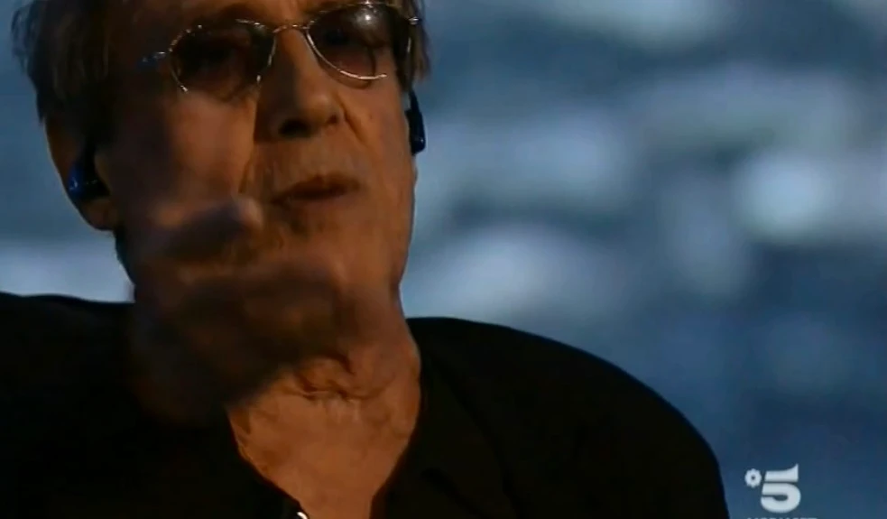 Adrian, Striscia la Notizia inchioda Adriano Celentano: "Cambiamo cu*** ogni settimana"