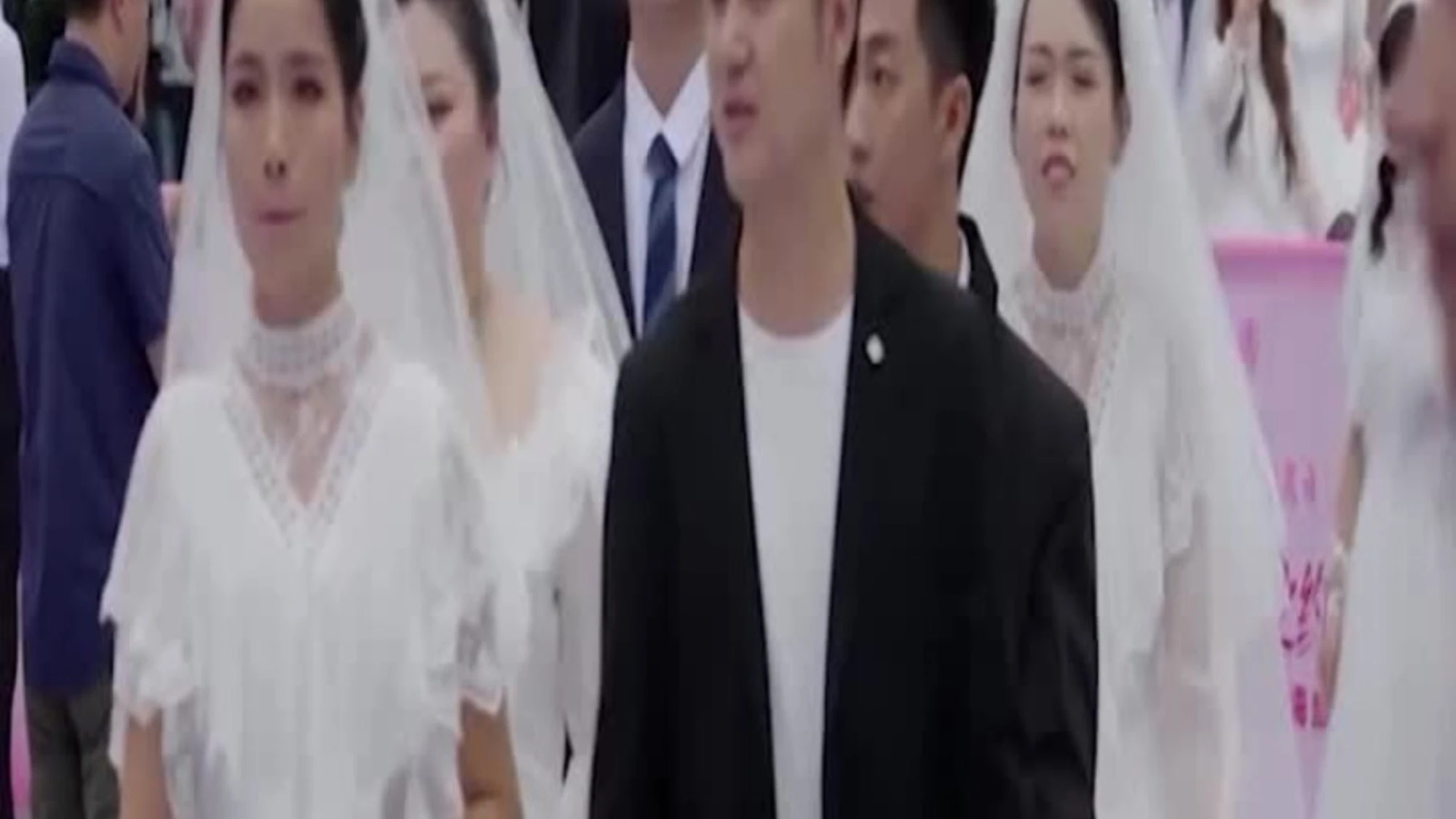Cina, 26 coppie si sposano durante il "Rose Wedding" di Shanghai