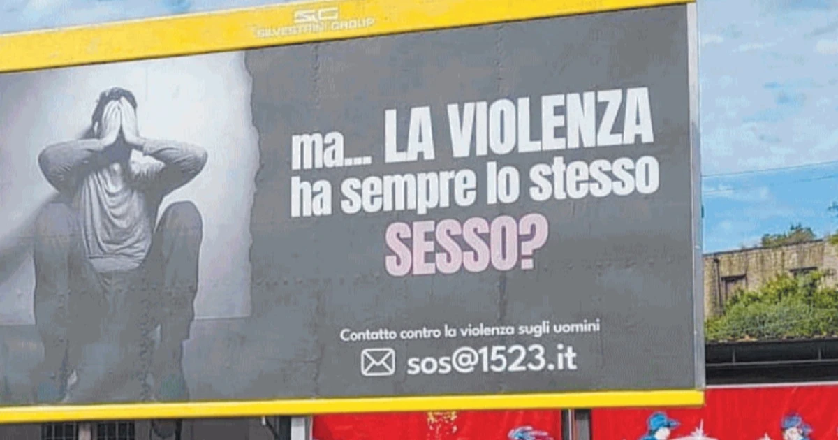 Napoli, violenza sugli uomini? I cartelloni che mandano in tilt la sinistra