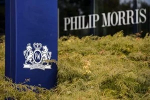 Matteo Renzi accende le sigarette: è testimonial di Philip Morris