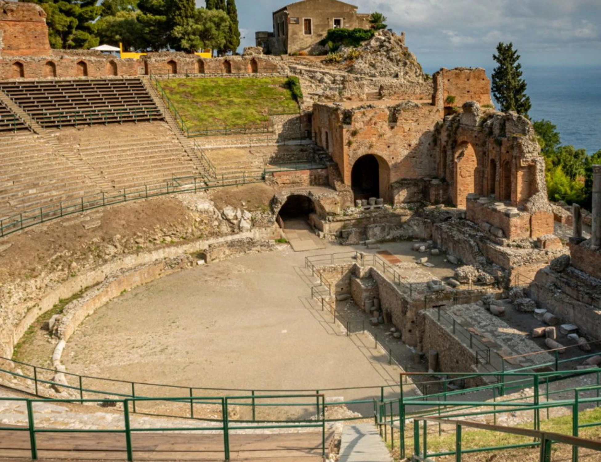 Da eccellenza a simbolo del caos: così stanno umiliando il teatro di Taormina