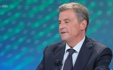 Carlo Calenda scarica Elly Schlein: "Appoggiare Fico? Fuori di testa, follia"