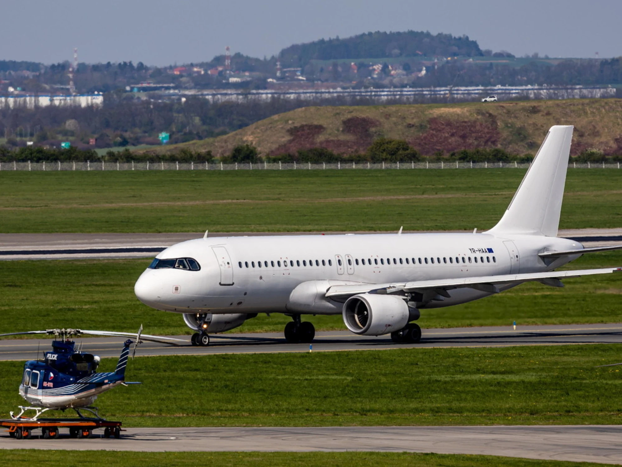 Denver, aereo travolge un uomo durante il decollo: gli audio drammatici e il mistero sulla vittima