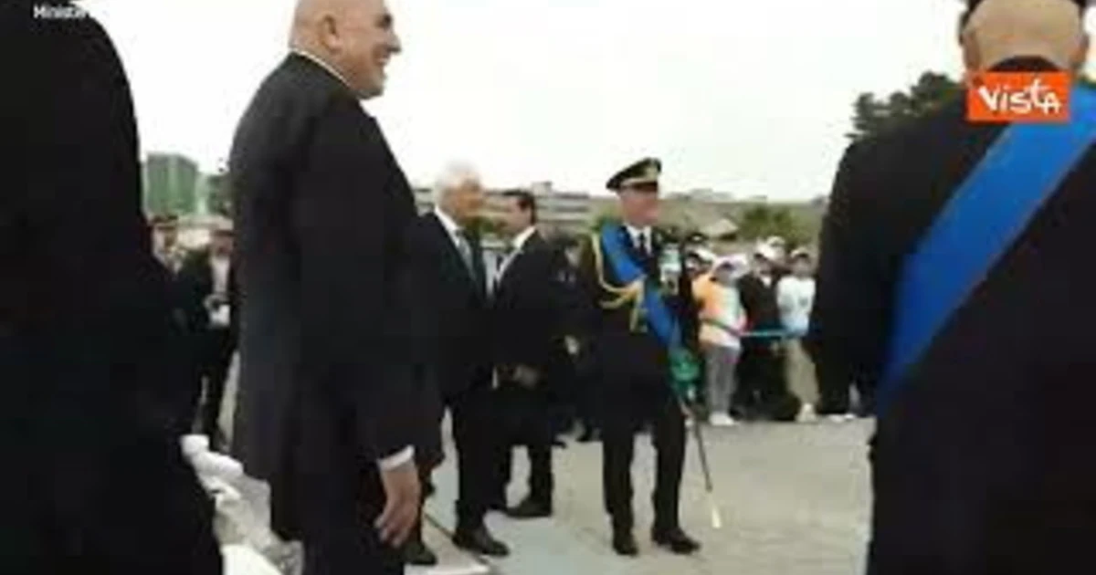 Mattarella e Crosetto, l'applauso ai bimbi che cantano l'Inno