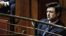 Andrea Giambruno, tensione pura per la Meloni: beccato così in aula