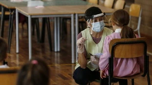 Coronavirus, picco di contagi in Italia tra gli under-14: il sospetto, effetto delle "varianti"?