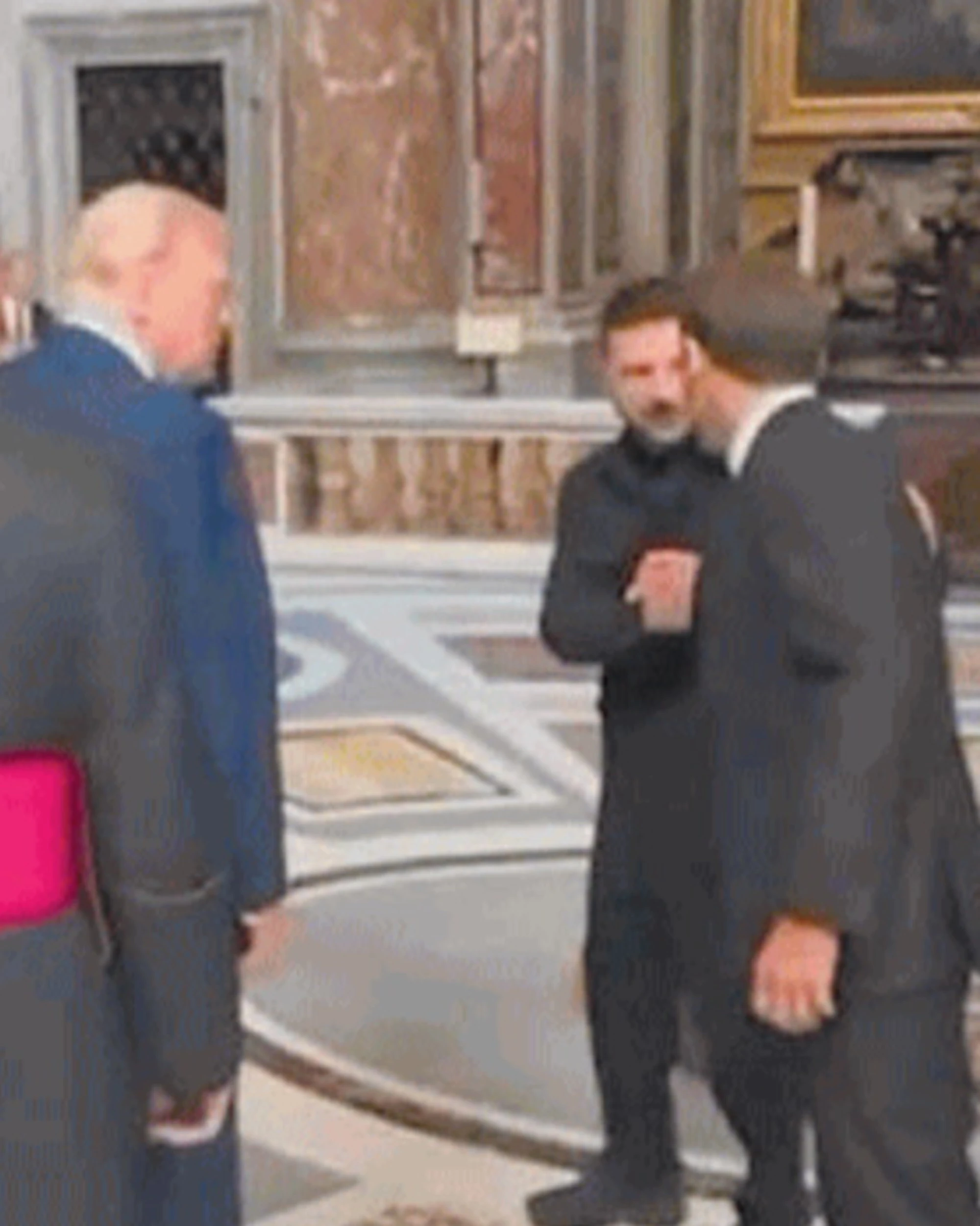 Macron tenta di imbucarsi a San Pietro: come l'ha respinto Trump