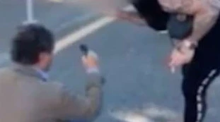 Napoli choc, il consigliere dei verdi Borrelli preso a calci e pugni dai parcheggiatori abusivi in diretta