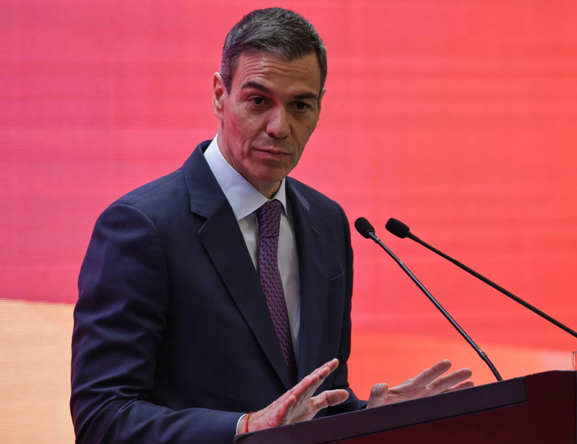 Pedro Sanchez, bordata dalla Francia: "Immigrati, Spagna da mettere al bando"
