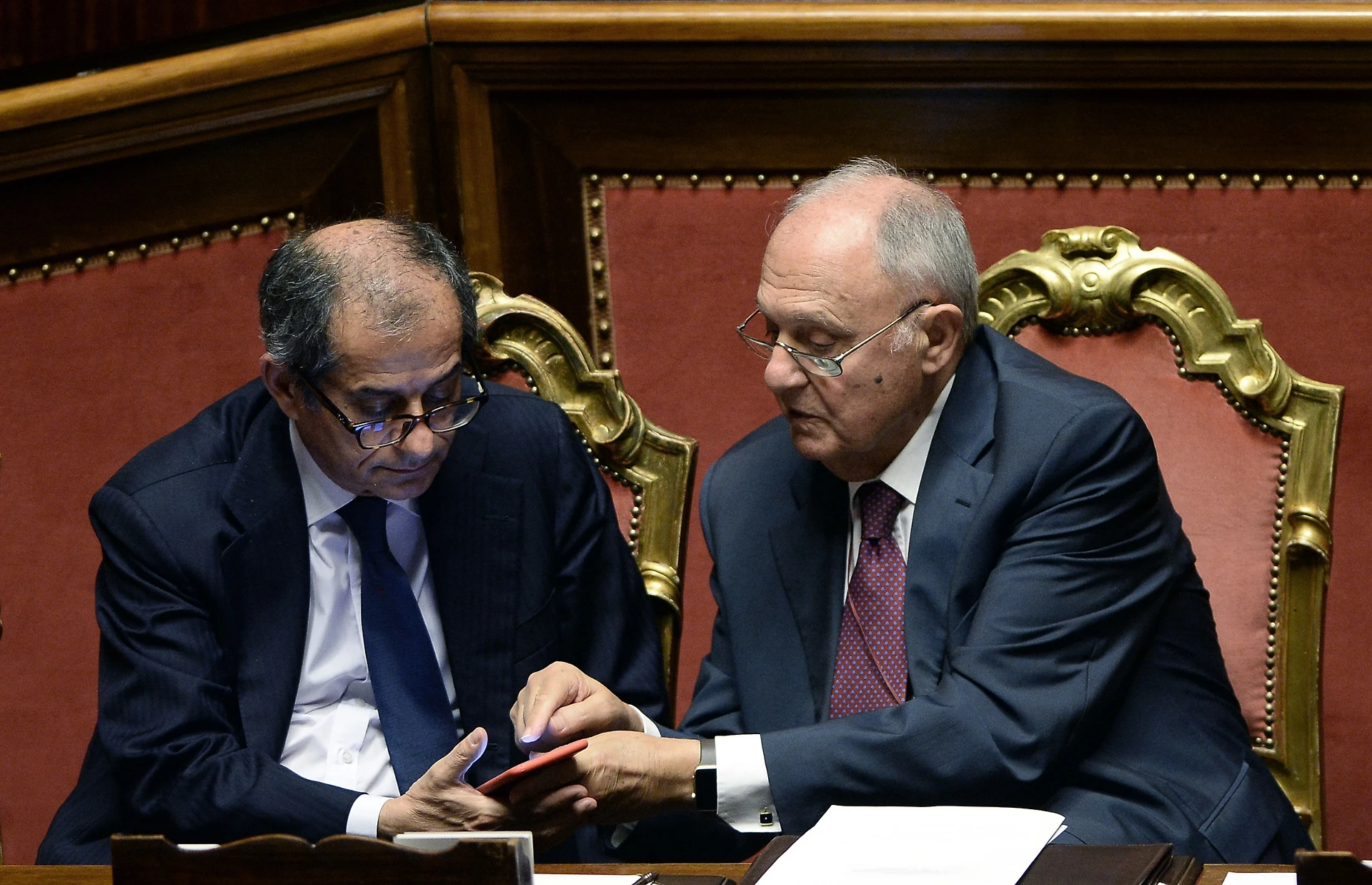Manovra, la rappresaglia di Paolo Savona e Giovanni Tria contro l'Unione europea: crolla tutto