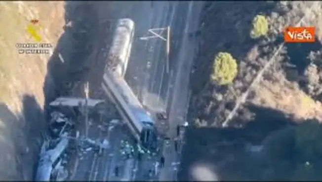 Leggi l'articolo: Tragico schianto ferroviario in Spagna, 39 morti e 150 feriti. Le immagini aree del disastro