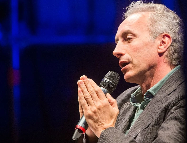 Marco Travaglio ha tirato la volata a Silvio Berlusconi: ora che lo ha capito, insulta il Cavaliere