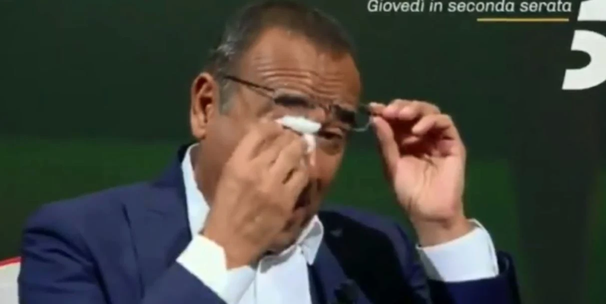 L'Intervista, Carlo Conti in lacrime da Maurizio Costanzo: "Ho perso mio padre, ma ora c'è mia moglie"