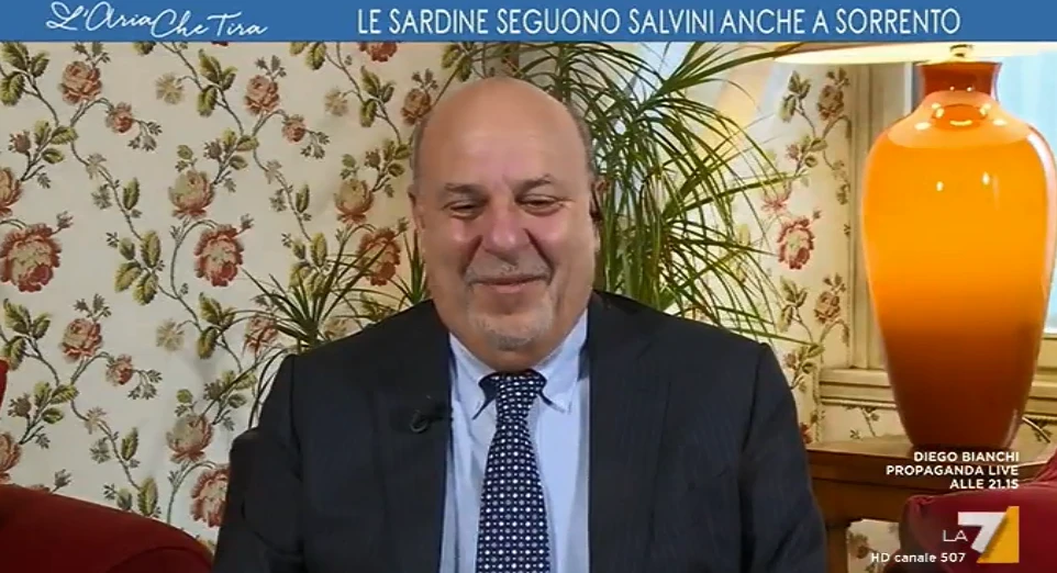 Alan Friedman a L'Aria Che Tira: "Il mio accento? Almeno io azzecco il congiuntivo". Frecciatina a Di Maio?