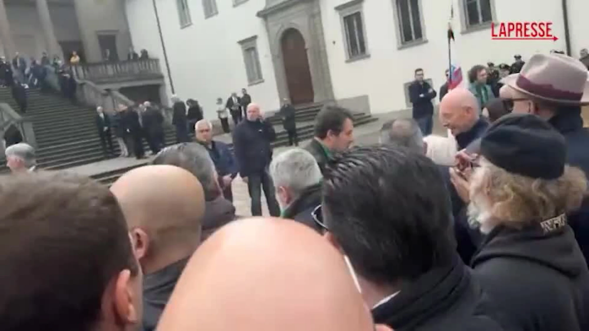 I funerali di Bossi a Pontida: Salvini in camicia verde