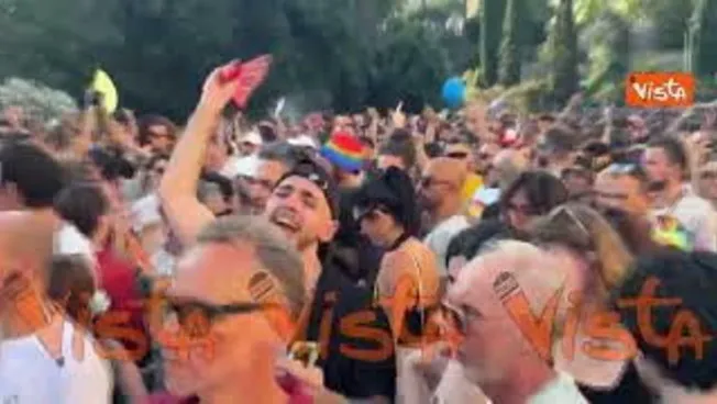 Roma Pride, la danza in strada con i ventagli arcobaleno all'ombra del Colosseo