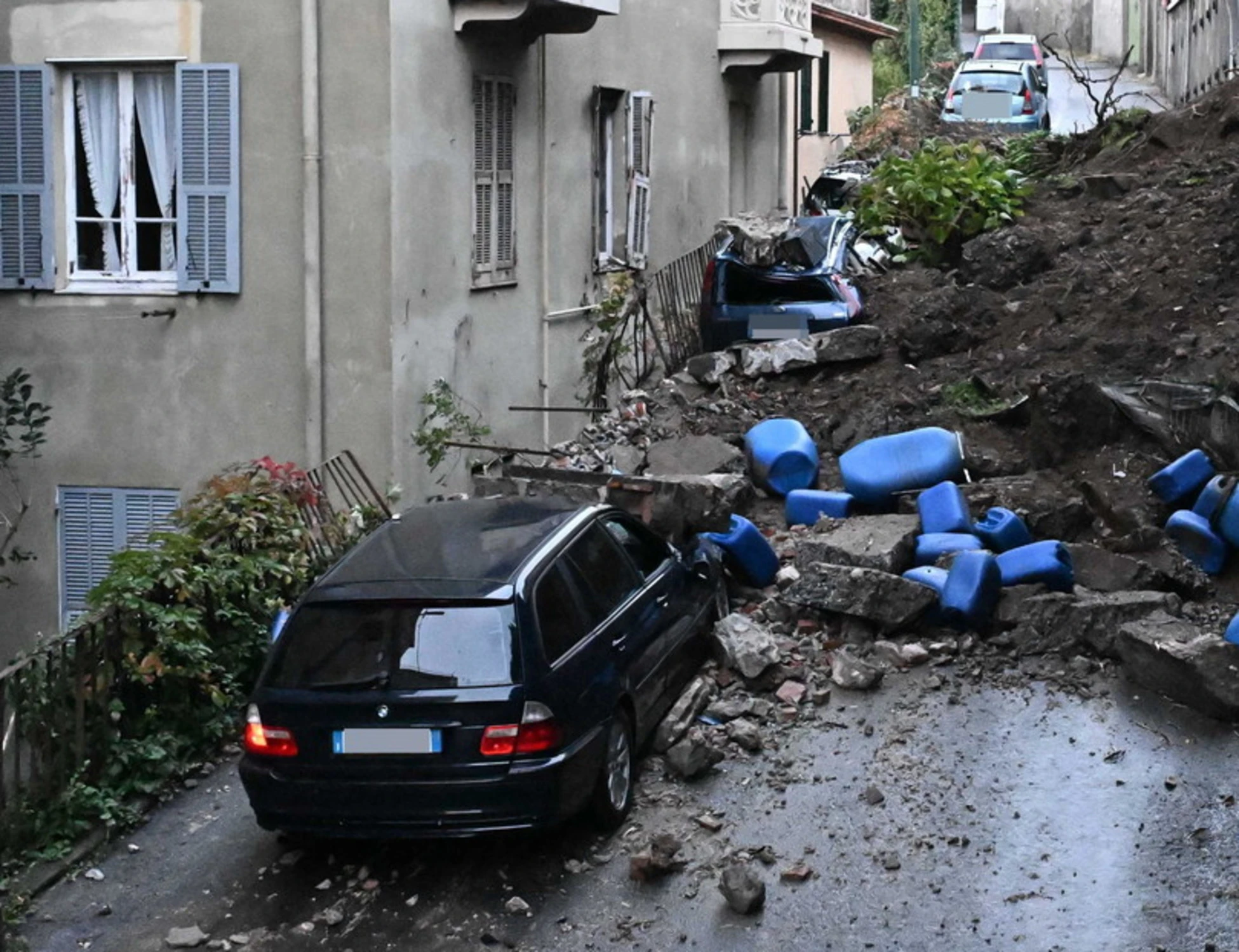 Maltempo in Liguria, pioggia e tromba d'aria: caduti container al porto
