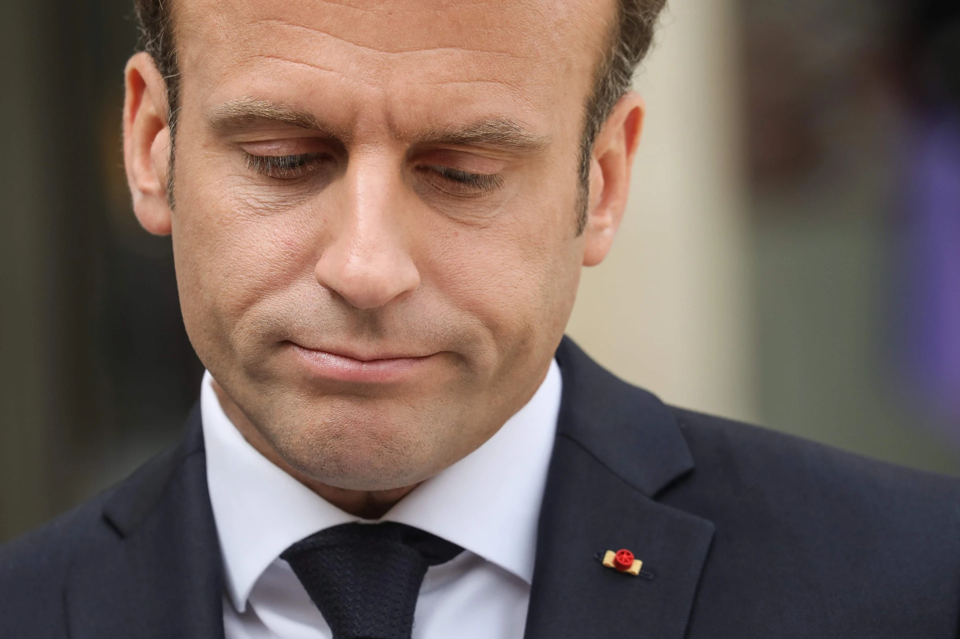 Emmanuel Macron umiliato da Marine Le Pen, sondaggio da incubo per il galletto: cifre mai viste prima