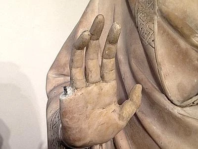 Firenze, turista Usa danneggia mignolo di una statua all'Opera del Duomo
