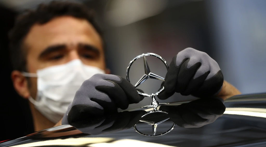 Germania, sparatoria in una fabbrica della Mercedes: "Mirava ai capi", due morti