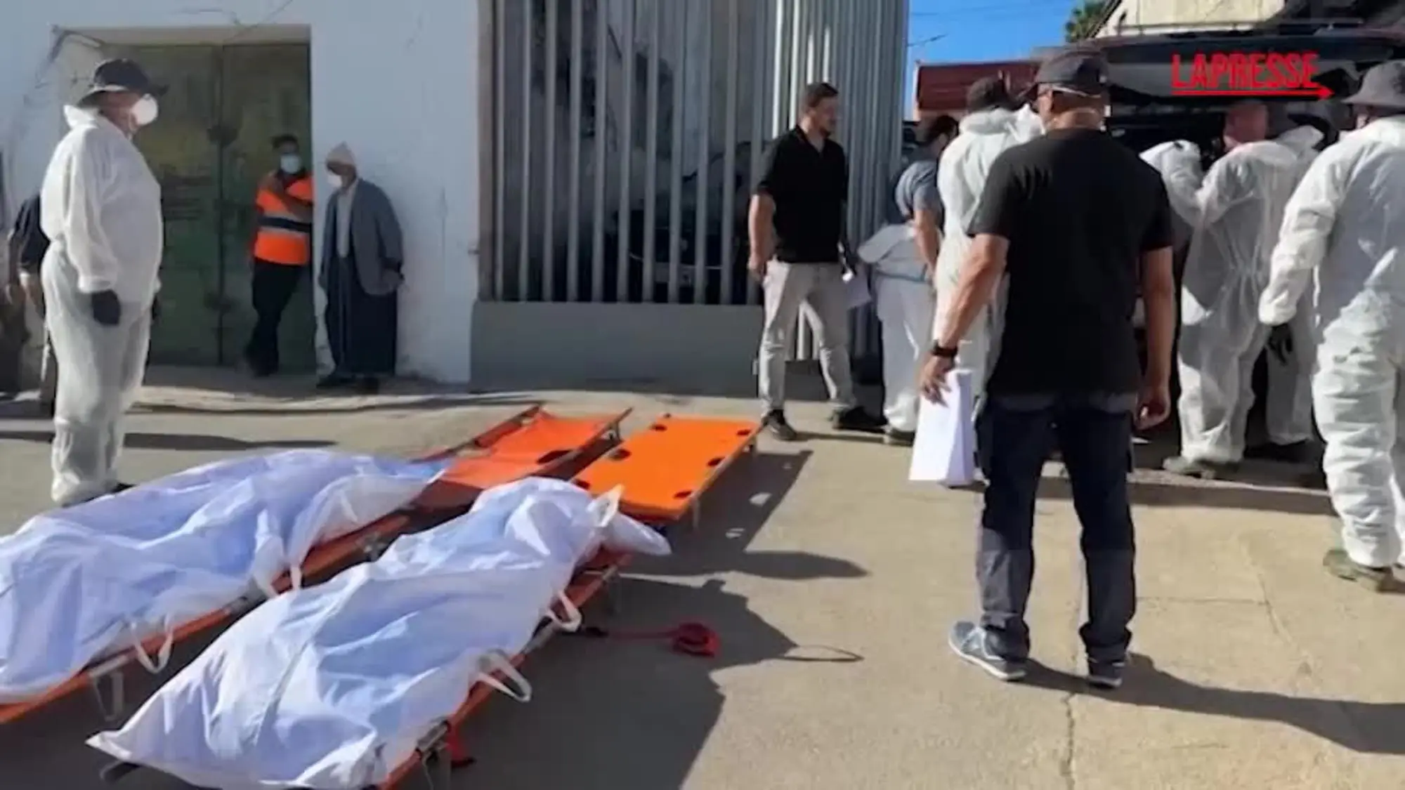 Ceuta, nell'exclave spagnola iniziate le sepolture dei migranti morti nella strage