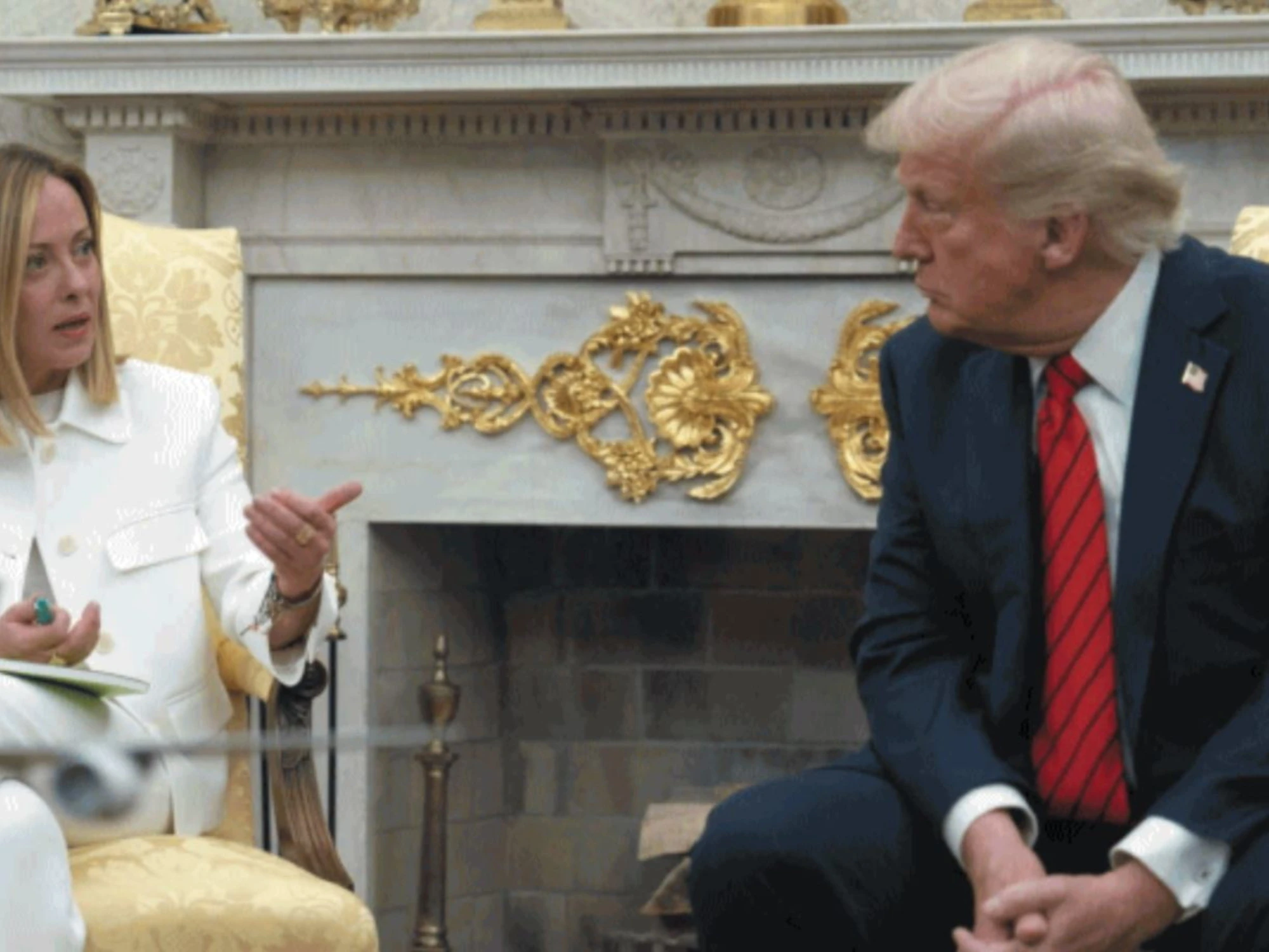 Meloni spettina Trump: "Rispetti i nostri soldati"