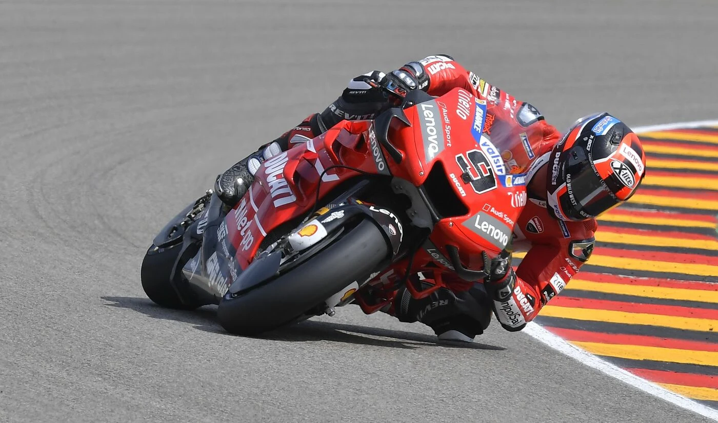 Lutto in Ducati alla vigilia della gara, morto in hotel l'addetto stampa