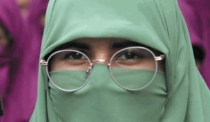 Roja, le confessioni della ragazza iraniana: "Detesto i musulmani, ci trattano da schiave"