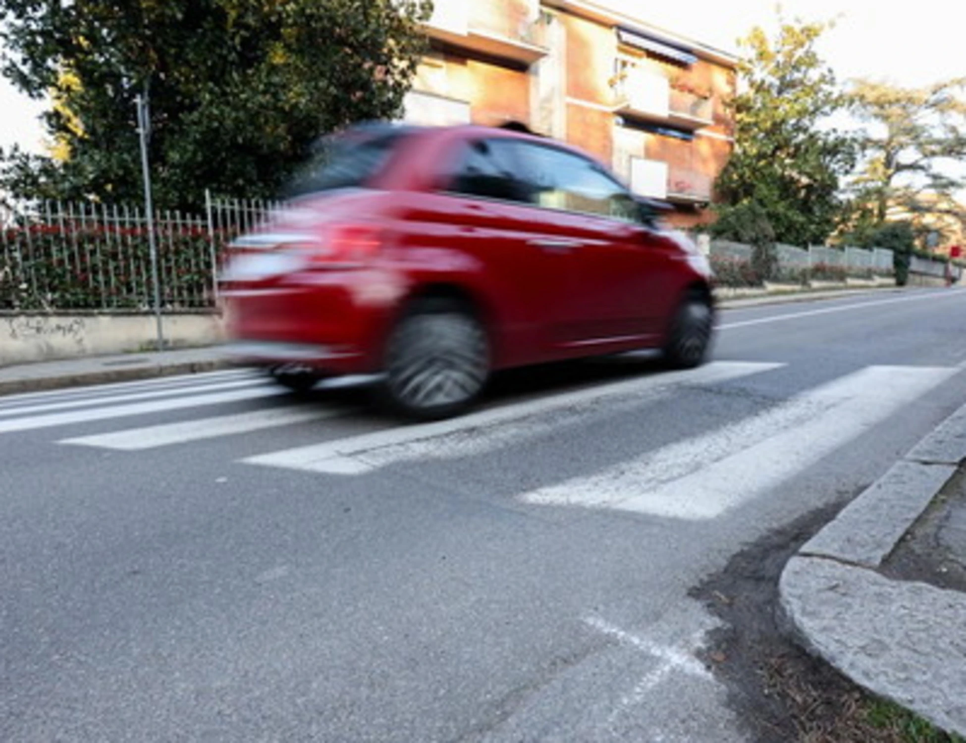Bologna, fuggono dalla polizia e si schiantano contro un palo: un morto
