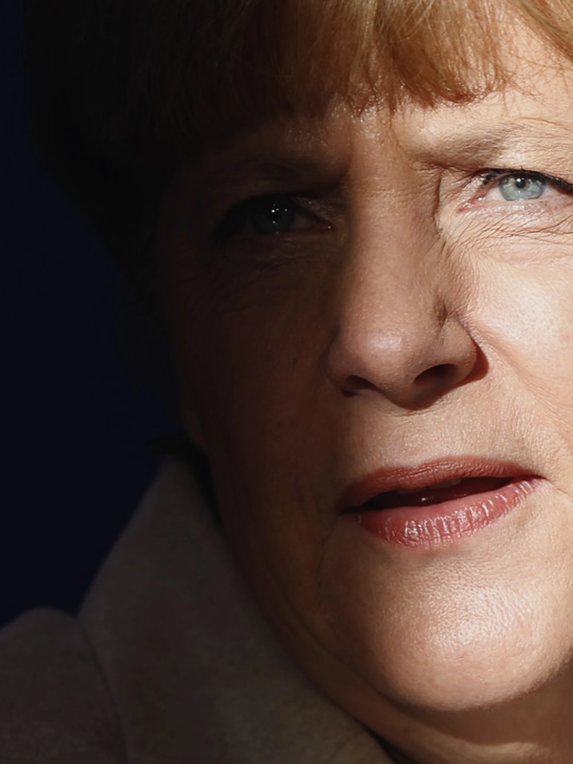 Covid, gli 007 tedeschi accusano Merkel: "Virus militare creato in laboratorio. Lei sapeva tutto, ma..."