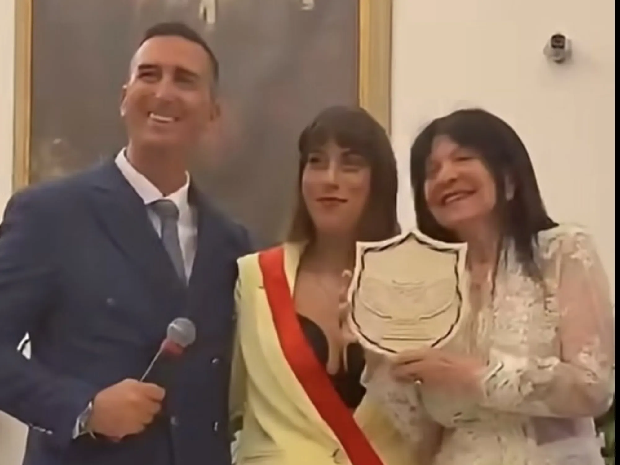 Leggi l'articolo: Premio alla cultura per Wanna Marchi e Stefania Nobile: bufera sul Campidoglio