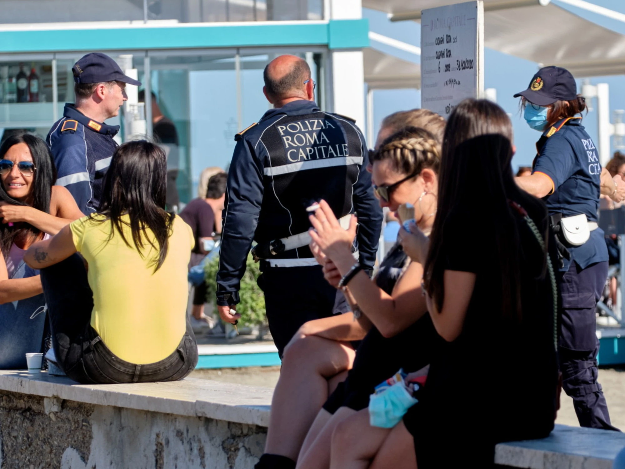 Ostia, torturato e lasciato in un carrello. Al collo la scritta "infame": puro orrore