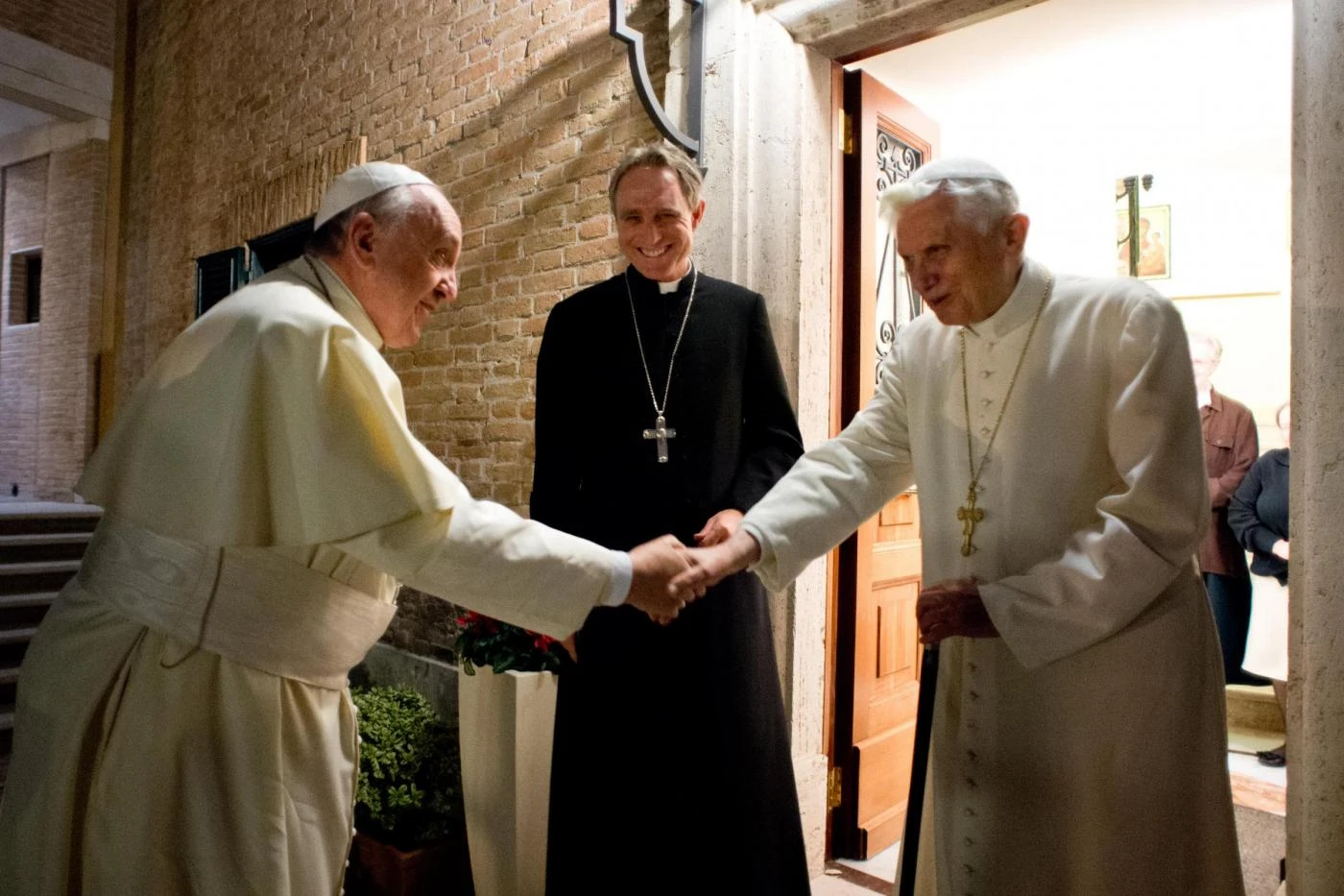Papa Francesco e Joseph Ratzinger, tutte le balle sul film di Netflix, I due Papi: cosa non torna