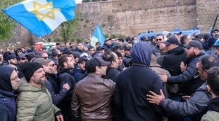 "Ebrei cani", bastonate, un ferito in piazza: come ha reagito la sinistra dopo l'inferno